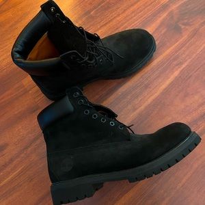 Hello everyone I’m selling 6 inch premium black timberlands